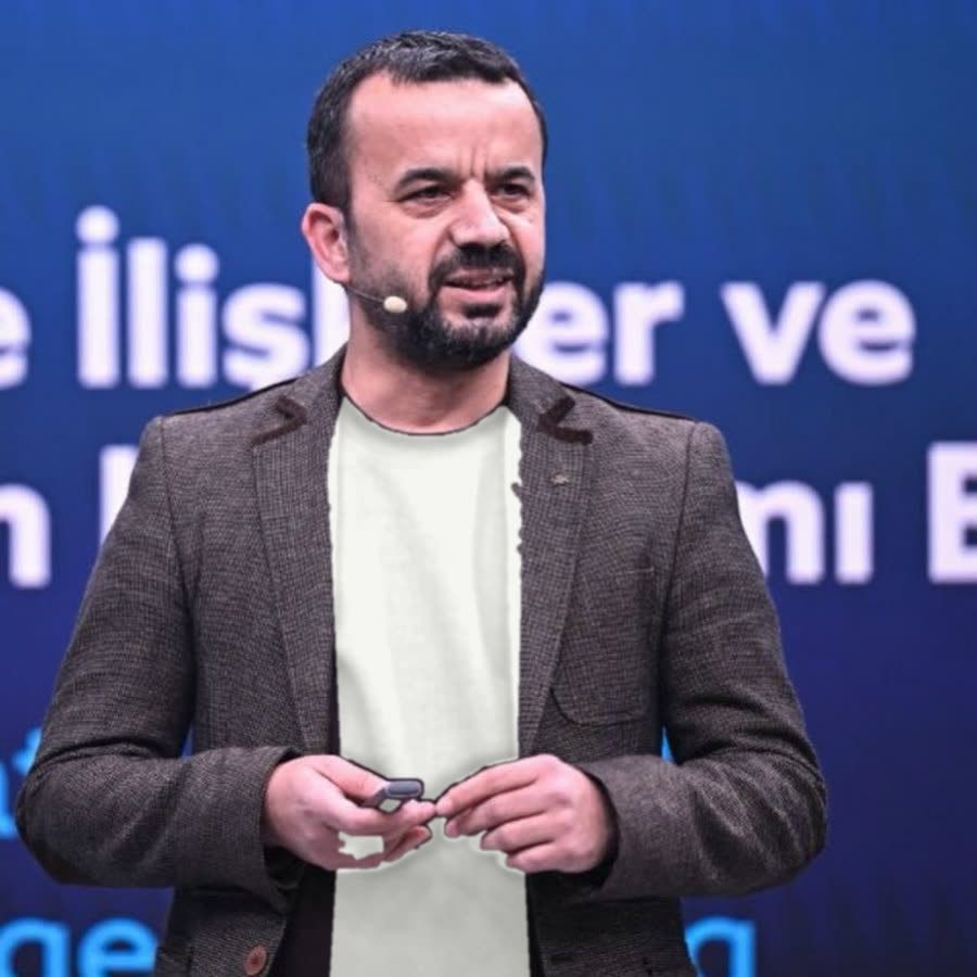 Davut Başyiğit sahnede konuşurken